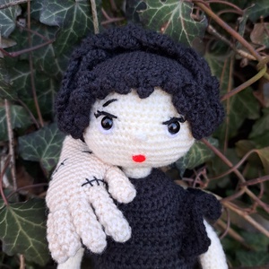 Wednesday doll báli ruhájában és Izé - amigurumi technikával - játék & sport - baba & babaház - baba - Meska.hu