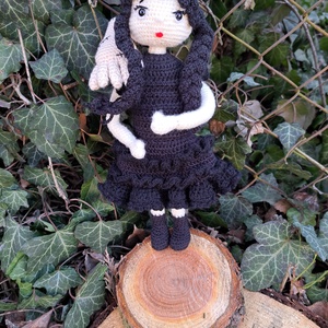 Wednesday doll báli ruhájában és Izé - amigurumi technikával - játék & sport - baba & babaház - baba - Meska.hu