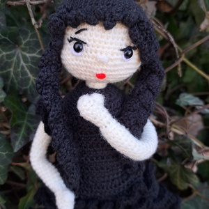 Wednesday doll báli ruhájában és Izé - amigurumi technikával - játék & sport - baba & babaház - baba - Meska.hu