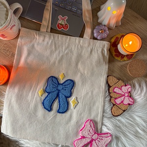 Hímzett vászontáska, Kék masni csillagokkal , Táska & Tok, Bevásárlás & Shopper táska, Shopper, textiltáska, szatyor, Hímzés, MESKA