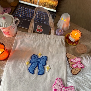 Hímzett vászontáska, Kék masni csillagokkal  - táska & tok - bevásárlás & shopper táska - shopper, textiltáska, szatyor - Meska.hu