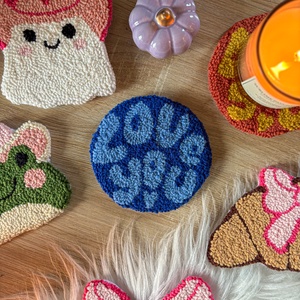 Hímzett poháralátét, �Love you kék felirat  - otthon & életmód - dekoráció - asztal és polc dekoráció - asztaldísz - Meska.hu