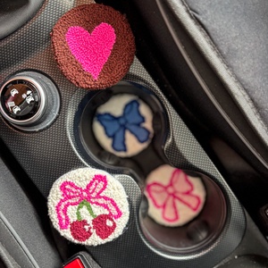 Hímzett autós poháralátét, szív, meggy - otthon & életmód - autó - autós matrica - Meska.hu