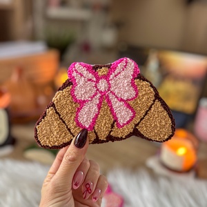 hímzett poháralátét, rózsaszín croissant, Otthon & Életmód, Dekoráció, Dísztárgy, Hímzés, MESKA