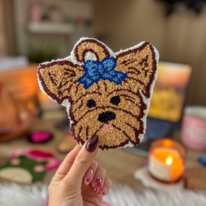 hímzett poháralátét, yorkie kutyafej kék masnival, Otthon & Életmód, Konyhafelszerelés, tálalás, Tálalás, Tányér- és poháralátét, Hímzés, MESKA