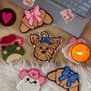 hímzett poháralátét, yorkie kutyafej kék masnival - otthon & életmód - konyhafelszerelés, tálalás - tálalás - tányér- és poháralátét - Meska.hu