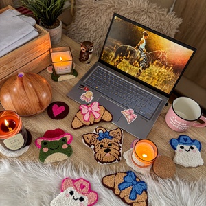 hímzett poháralátét, yorkie kutyafej kék masnival - otthon & életmód - konyhafelszerelés, tálalás - tálalás - tányér- és poháralátét - Meska.hu