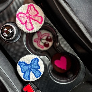 Hímzett autós poháralátét, szív masni minta  - otthon & életmód - autó - autós matrica - Meska.hu