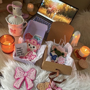 hímzett poháralátét, rózsaszín szellem cowboy kalapban - otthon & életmód - dekoráció - asztal és polc dekoráció - asztaldísz - Meska.hu