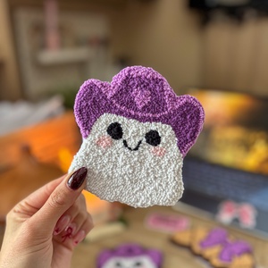 hímzett poháralátét, lila szellem cowboy kalapban, Otthon & Életmód, Dekoráció, Asztal és polc dekoráció, Asztaldísz, Hímzés, MESKA