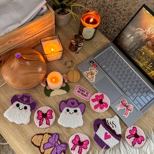 Hímzett poháralátét, lila bögre - otthon & életmód - dekoráció - asztal és polc dekoráció - asztaldísz - Meska.hu