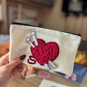 Hímzett tolltartó, horgolt szív minta, Otthon & Életmód, Dekoráció, Dísztárgy, Hímzés, MESKA