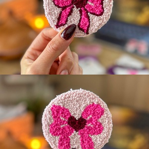 Hímzett autós poháralátét, szív masni minta  - otthon & életmód - autó - autós matrica - Meska.hu