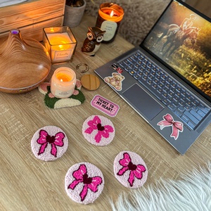 Hímzett autós poháralátét, szív masni minta , Otthon & Életmód, Autó, Autós matrica, Hímzés, MESKA