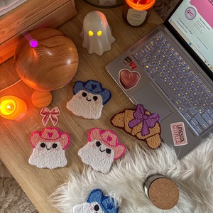 hímzett poháralátét, rózsaszín szellem cowboy kalapban - otthon & életmód - dekoráció - asztal és polc dekoráció - asztaldísz - Meska.hu