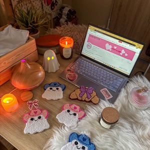 hímzett poháralátét, rózsaszín szellem cowboy kalapban - otthon & életmód - dekoráció - asztal és polc dekoráció - asztaldísz - Meska.hu