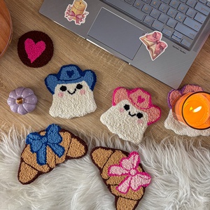 Hímzett poháralátét, lila croissant - otthon & életmód - dekoráció - asztal és polc dekoráció - asztaldísz - Meska.hu