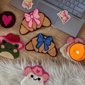 Hímzett poháralátét, rózsaszín croissant - otthon & életmód - dekoráció - asztal és polc dekoráció - asztaldísz - Meska.hu