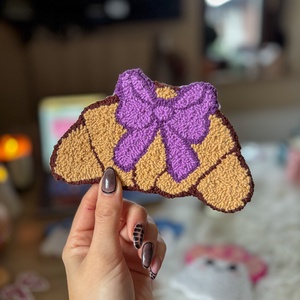 Hímzett poháralátét, lila croissant, Otthon & Életmód, Dekoráció, Asztal és polc dekoráció, Asztaldísz, Hímzés, MESKA