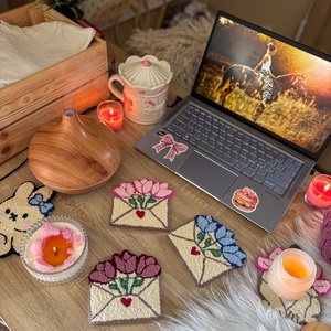 Hímzett poháralátét, kék tulipános levél  - otthon & életmód - konyhafelszerelés, tálalás - tálalás - tányér- és poháralátét - Meska.hu