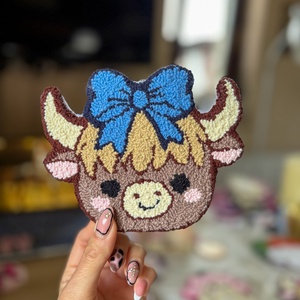 Hímzett poháralátét, kék masnis skót felföldi marha, Otthon & Életmód, Konyhafelszerelés, tálalás, Tálalás, Tányér- és poháralátét, Hímzés, MESKA