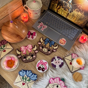 Hímzett poháralátét, kék masnis skót felföldi marha - otthon & életmód - konyhafelszerelés, tálalás - tálalás - tányér- és poháralátét - Meska.hu