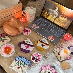 hímzett poháralátét, sárga kávés bögre - otthon & életmód - konyhafelszerelés, tálalás - tálalás - tányér- és poháralátét - Meska.hu