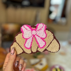 hímzett poháralátét, rózsaszín masnis croissant, Otthon & Életmód, Konyhafelszerelés, tálalás, Tálalás, Tányér- és poháralátét, Hímzés, MESKA