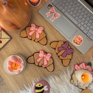 hímzett poháralátét, rózsaszín masnis croissant - otthon & életmód - konyhafelszerelés, tálalás - tálalás - tányér- és poháralátét - Meska.hu