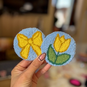 Hímzett autós poháralátét, tulipán, masni, Otthon & Életmód, Autó, Autós tároló, Hímzés, MESKA