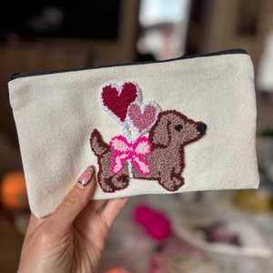 Hímzett tolltartó, rózsaszín masnis tacsi, Otthon & Életmód, Papír, írószer, Tolltartó & Ceruzatekercs, Hímzés, MESKA