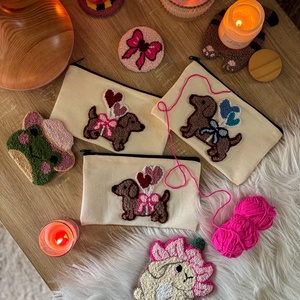 Hímzett tolltartó, rózsaszín masnis tacsi - otthon & életmód - papír, írószer - tolltartó & ceruzatekercs - Meska.hu