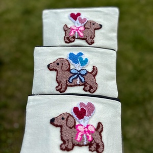 Hímzett tolltartó, rózsaszín masnis tacsi - otthon & életmód - papír, írószer - tolltartó & ceruzatekercs - Meska.hu