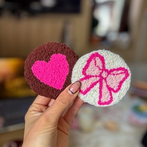 hímzett autós poháralátét, masni, szív, Otthon & Életmód, Autó, Autós tároló, Hímzés, MESKA