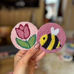 Hímzett autós poháralátét, tulipán, méhecske - Meska.hu