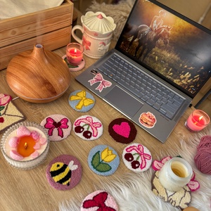 Hímzett autós poháralátét, tulipán, méhecske - otthon & életmód - autó - autós matrica - Meska.hu