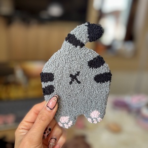 hímzett poháralátét, szürke cica popó - Meska.hu