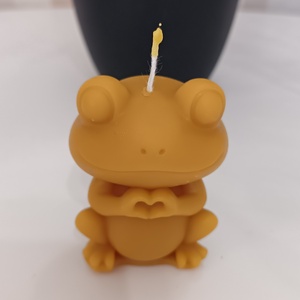 Szívet mutató béka - ajándék méhviasz gyertya - Meska.hu