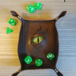 Sárkányszemes kockadobó tálca - ZÖLD szemmel - játék & sport - táblajáték és kártyajáték - társasjátékok - dobókocka - Meska.hu