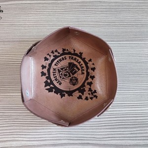 Remeték Titkos Társasága logóval ellátott kockadobó tálca - játék & sport - táblajáték és kártyajáték - társasjátékok - dobókocka - Meska.hu