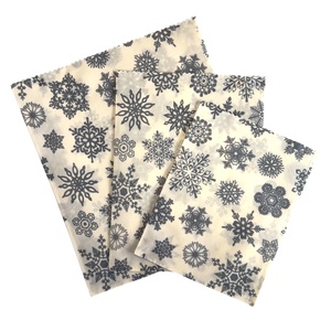 Méhviaszos tasak 3 méretben (Fehér-Szürke Hópelyhes) - táska & tok - uzsonna- & ebéd tartó - szendvics csomagoló - Meska.hu