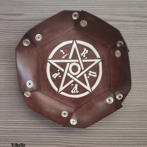 Hatszögletű - M.A.G.U.S. szimbólumos kockadobó tálca - játék & sport - táblajáték és kártyajáték - társasjátékok - dobókocka - Meska.hu