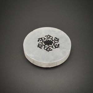 Szelenit korong om lótusz fekete matricás 6-7cm, Kellékek & szerszámok, Ásvány alapanyag, Szelenit korong, , MESKA