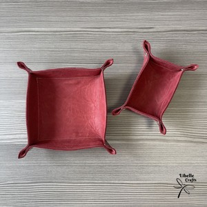 Színes bőr tálca - gyűrt piros - otthon & életmód - dekoráció - asztal és polc dekoráció - dekorációs tál, tartó - Meska.hu