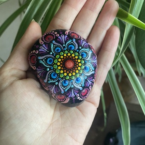 Szívenergia Medicina Mandalakő, Otthon & Életmód, Dekoráció, Spiritualitás, Mandala, Festészet, Kézzel festett szivárványos mandala kő

Méretei: 7 cm x 6 cm x 4 cm, MESKA