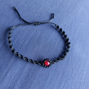 Simple Red karkötő, Ékszer, Karkötő, Fonott karkötő, Csomózás, MESKA