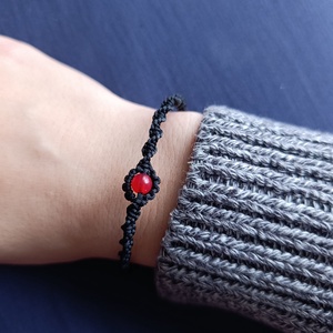 Simple Red karkötő - ékszer - karkötő - fonott karkötő - Meska.hu