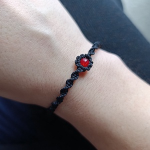 Small Simple Red karkötő, Ékszer, Karkötő, Fonott karkötő, Csomózás, MESKA