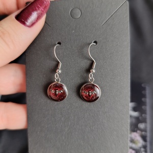 Gótikus fülbevaló denevérrel, Ékszer, Fülbevaló, Lógós kerek fülbevaló, Ékszerkészítés, Ez a lógós fülbevaló a sötét eleganciájával tűnik ki a tömegből. 
Bársonyos hatású, pirosas árnyala..., MESKA