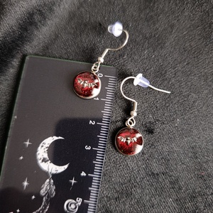 Gótikus fülbevaló denevérrel - ékszer - fülbevaló - lógós kerek fülbevaló - Meska.hu